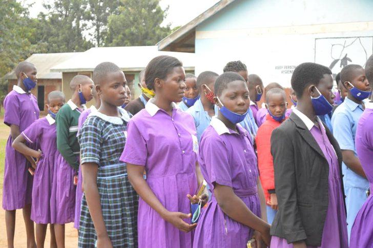 Uganda’da 38 yaşındaki kadın yıllar sonra ilkokula başladı G3