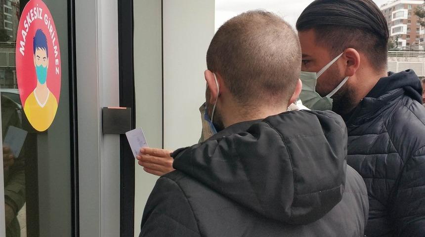 Ara&ccedil;ta uyurken uyuşturucuyla yakalanan gence adli kontrol