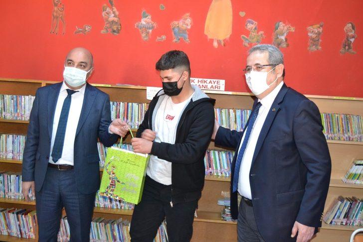 Salihli’de en çok kitap okuyanlar ödüllendirildi G4