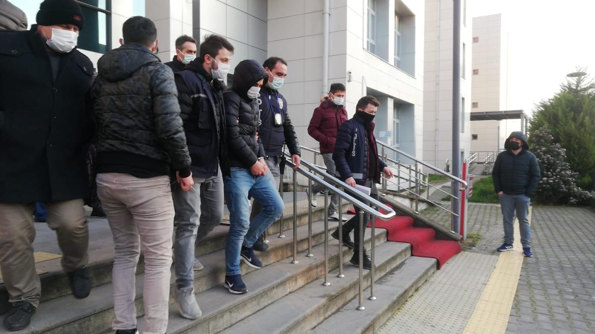 2 kişinin &ouml;ld&uuml;ğ&uuml; kazaya karışan s&uuml;r&uuml;c&uuml; tutuklandı