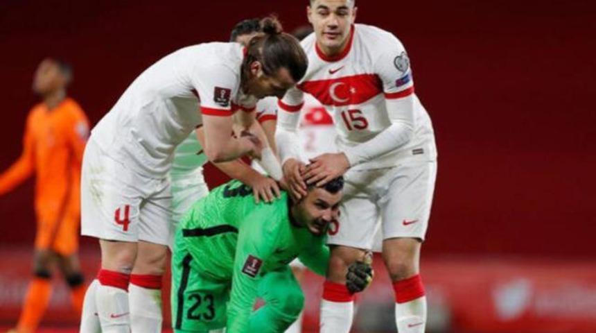 Juventus'un oynamaya devam eden efsane kaleci Buffon, Roma'ya Uğurcan Çakır için kefil oldu