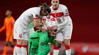 Juventus'un oynamaya devam eden efsane kaleci Buffon, Roma'ya Uğurcan Çakır için kefil oldu