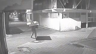 GÜNCELLEME - Samsun'da hırsızlık zanlısının kamyondan televizyon çalması güvenlik kamerasına yansıdı