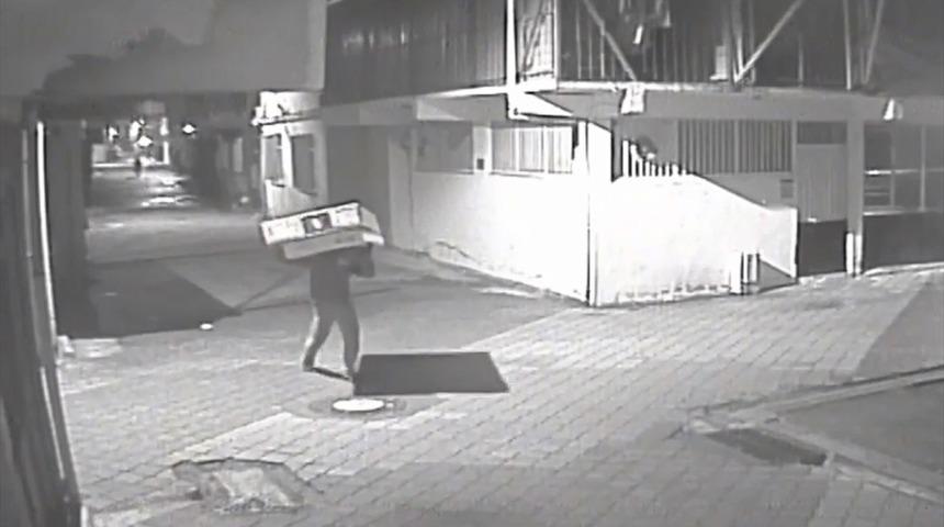 GÜNCELLEME - Samsun'da hırsızlık zanlısının kamyondan televizyon çalması güvenlik kamerasına yansıdı