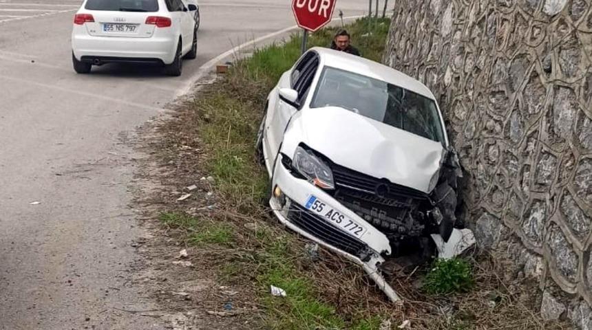 Samsun&rsquo;da yoldan &ccedil;ıkan otomobil su kanalına d&uuml;şt&uuml;: 2 yaralı