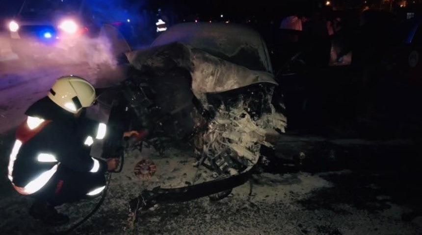 Kaza yapan ara&ccedil; alev aldı, 2 kişiyi vatandaşlar kurtardı