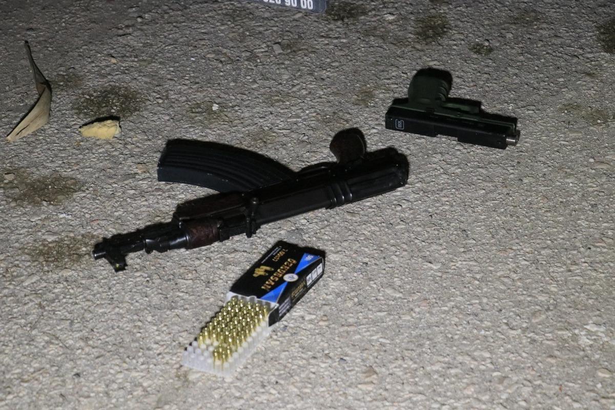 Kalaşnikofla eve saldırı d&uuml;zenleyen 2 ş&uuml;pheli kıskıvrak yakalandı