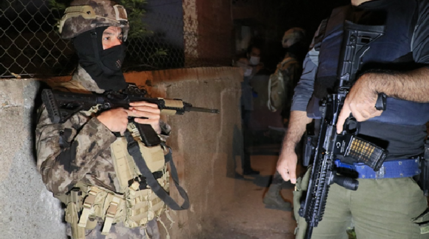 Adana'da hareketli dakikalar! Uzun namlulu silahla saldırdılar