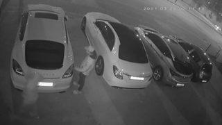 25 saniyede lüks otomobilin 50 bin liralık farlarını çaldılar