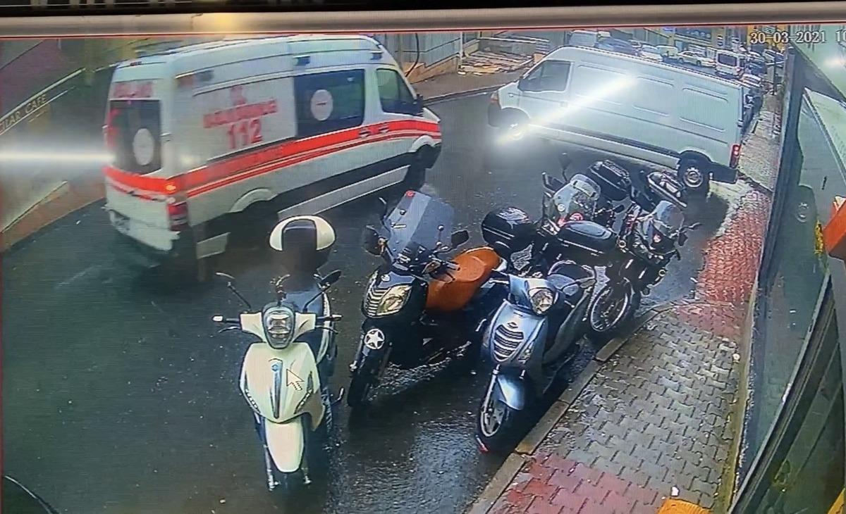 (&Ouml;zel) İstanbul&rsquo;da ambulans ile minib&uuml;s&uuml;n &ccedil;arpıştığı kaza kamerada