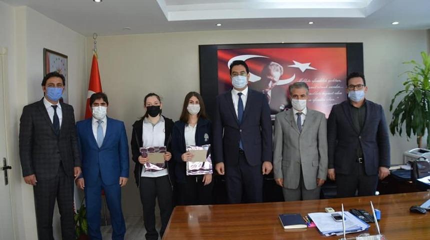 Kaymakam Yıldırım &ouml;ğrencileri &ouml;d&uuml;llendirdi