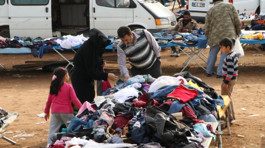Bit pazarına akın... Her şey 5 ile 20 lira! Canlı tavuk da var, kayak malzemesi de