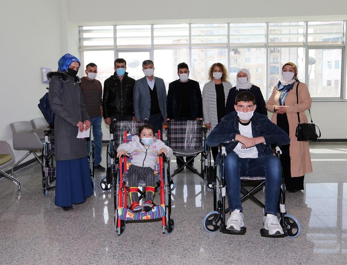 Van B&uuml;y&uuml;kşehir Belediyesinden 7 engelli vatandaşa tekerlekli sandalye
