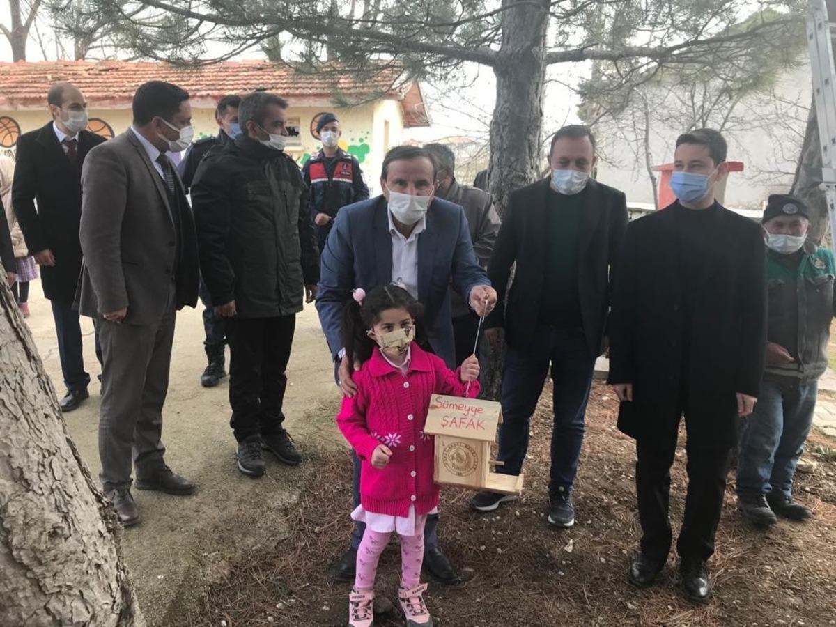 Sevdiğin k&ouml;y&uuml;nde kuş evleri