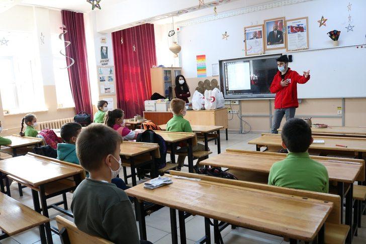 Kızılay’dan köy okulunda sinema etkinliği G2