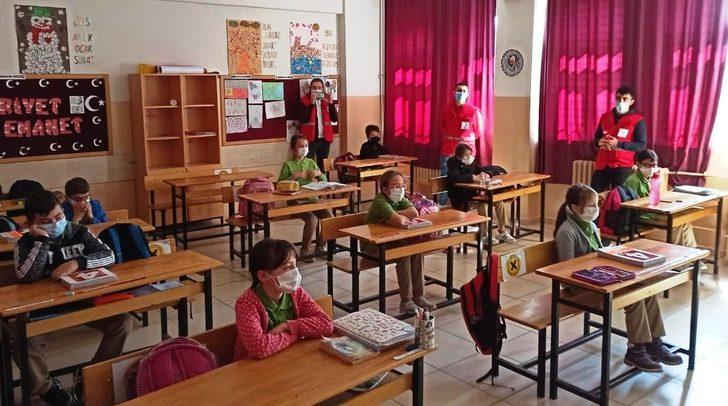 Kızılay’dan köy okulunda sinema etkinliği G4