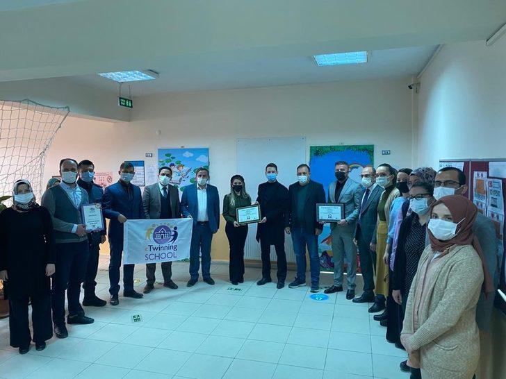 İstiklal İlkokulu’na tebrik ziyareti G1