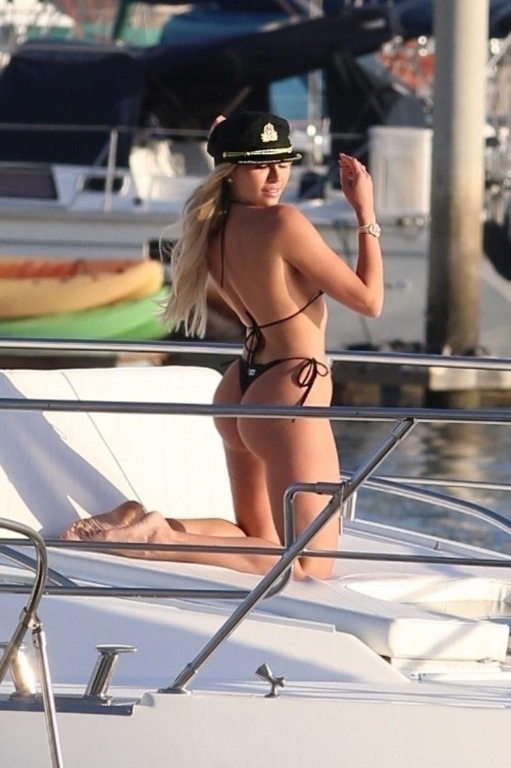 Playboy'un en seksi kızı seçilmişti! Khloe Terae'den minik bikinisiyle şov yaptı G2