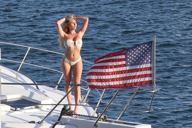 Playboy'un en seksi kızı seçilmişti! Khloe Terae'den minik bikinisiyle şov yaptı G5