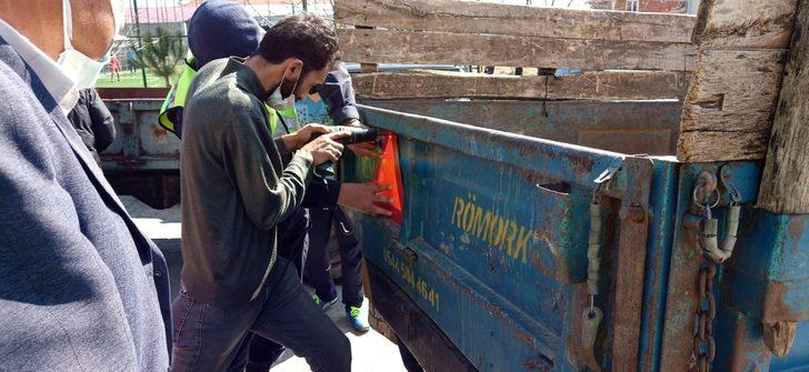 Gördes’te çiftçilere reflektör dağıtıldı G2