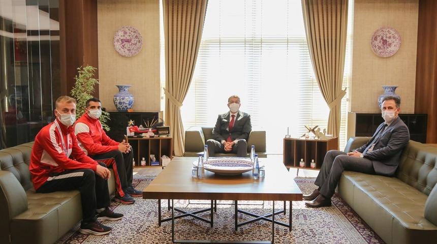 Vali Ali Çelik, başarılı sporcu Oğuz Türker’i tebrik etti