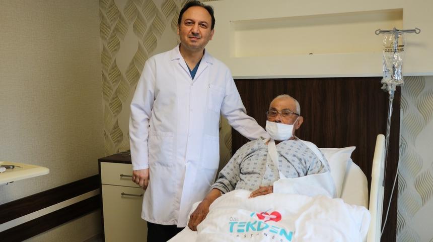 Tekden Kardiyoloji ve Kalp Damar ekibi, Manisa’dan gelen yaşlı hastayı hayata tutundurdu