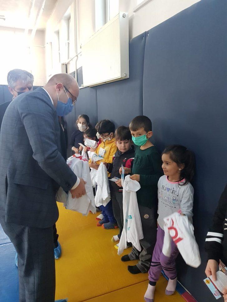 Kaymakam, çocukları sevindirdi G1