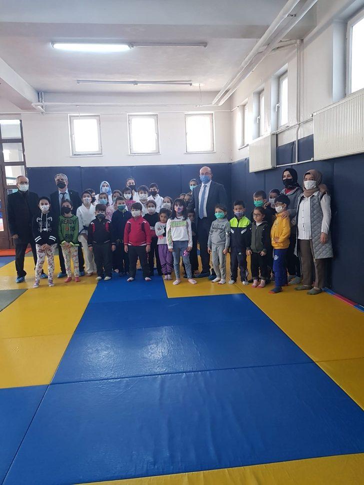 Kaymakam, çocukları sevindirdi G2