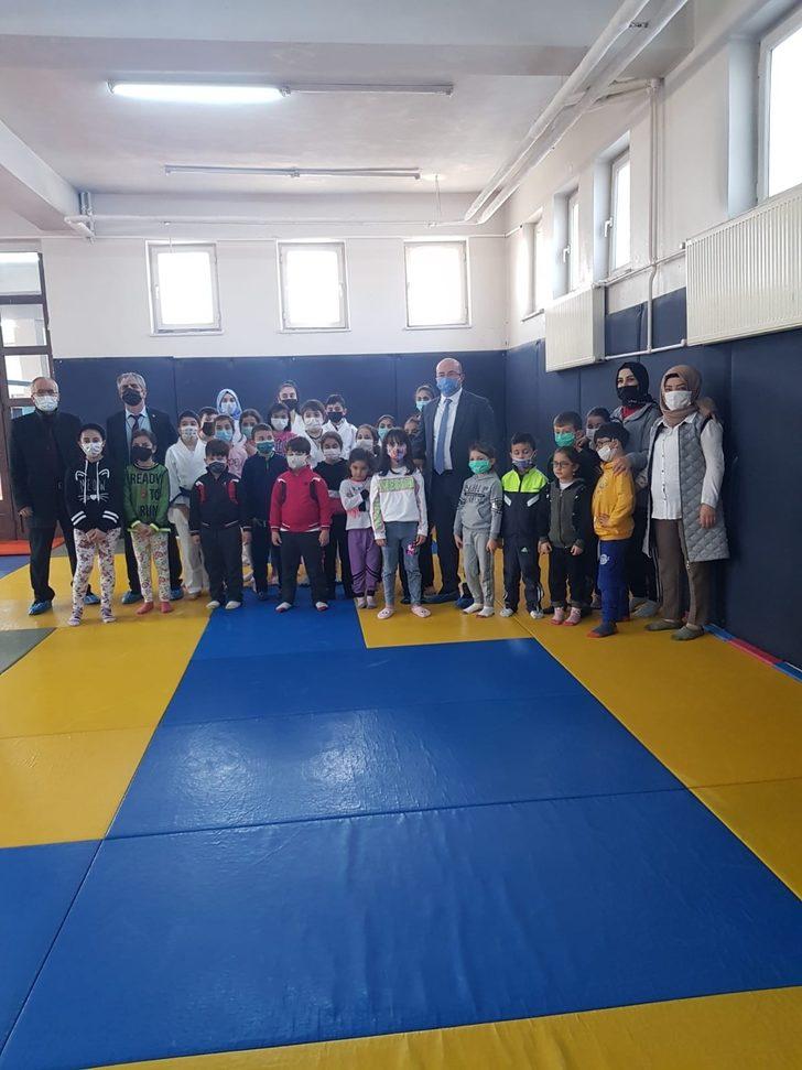 Kaymakam, çocukları sevindirdi G3