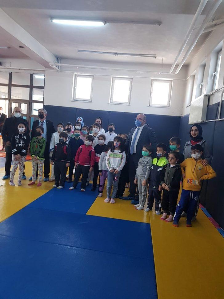 Kaymakam, çocukları sevindirdi G4