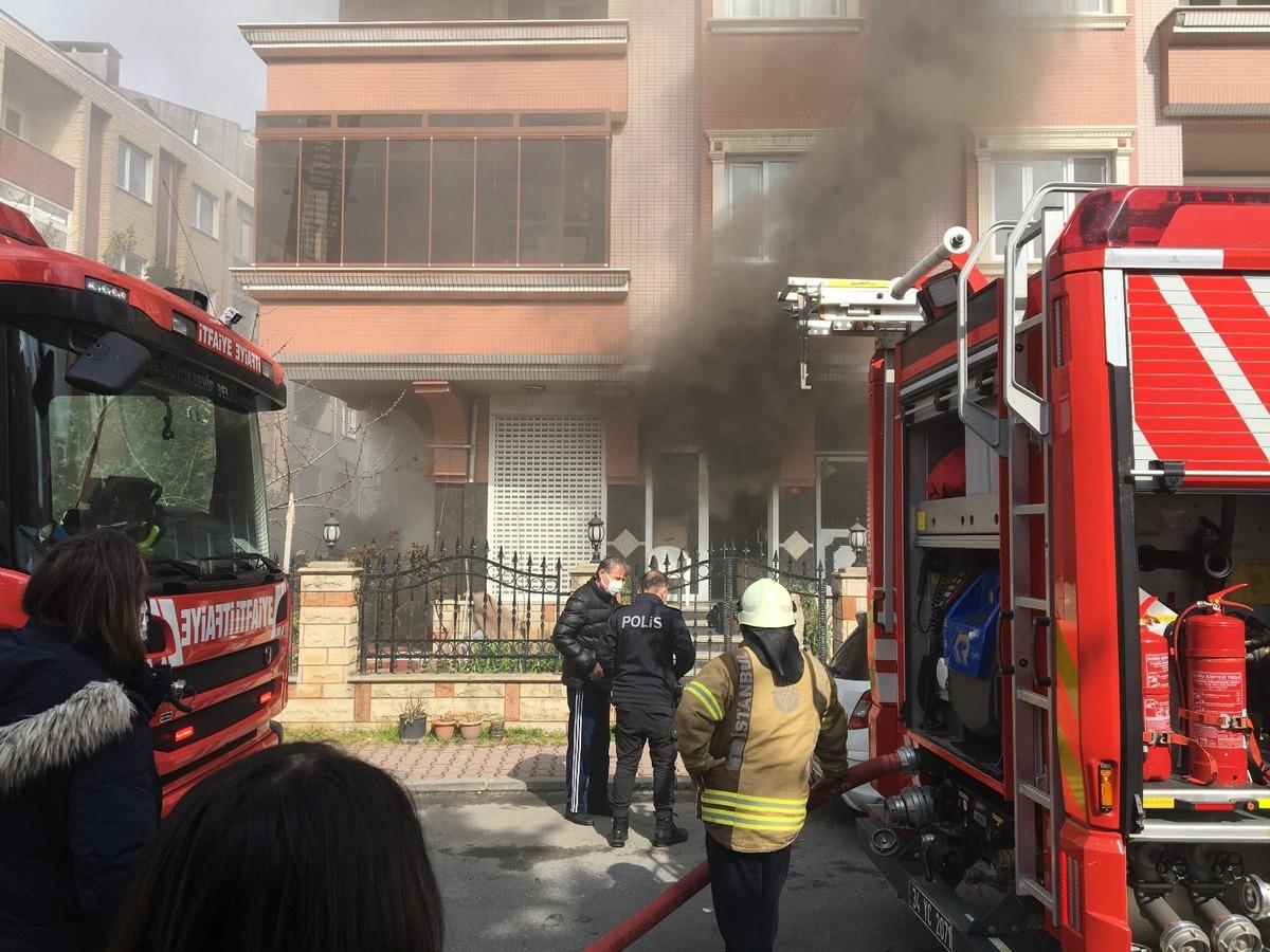 Bayrampaşa&rsquo;da hediyelik eşya deposu yandı