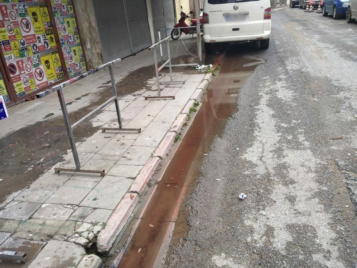 Depodan akan kan ve k&ouml;t&uuml; koku ekipleri alarma ge&ccedil;irdi