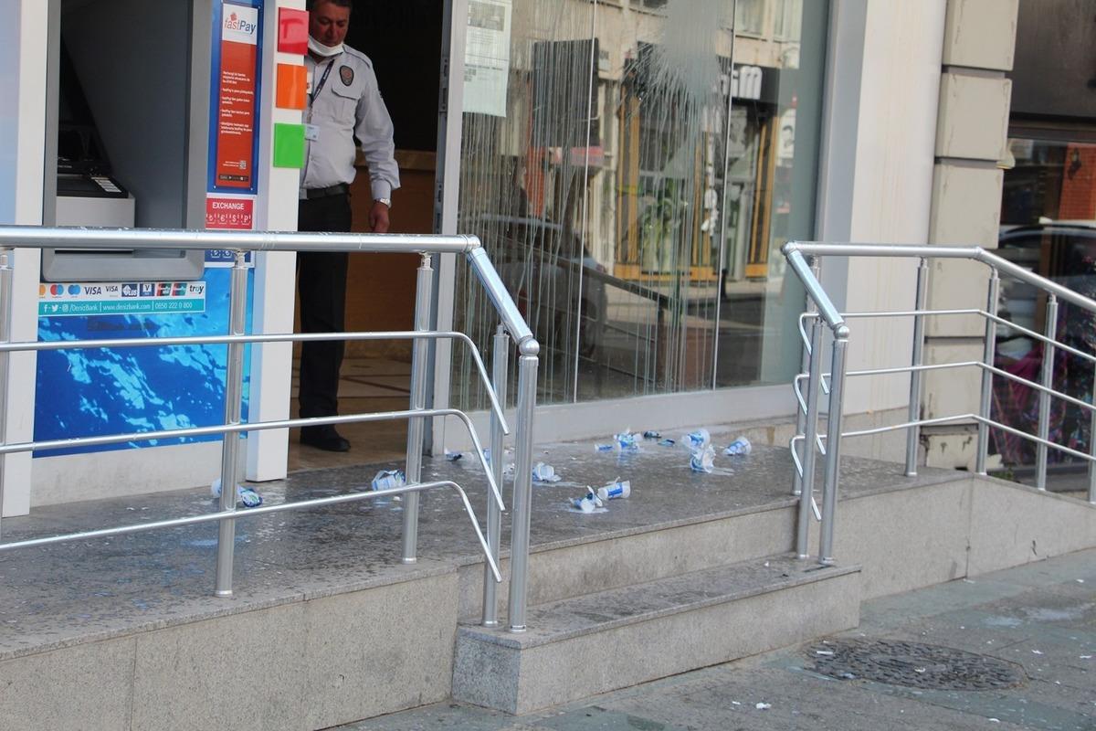 Kredi borcunu &ouml;deyemediği banka şubesini ayran ve yumurtaya boyadı