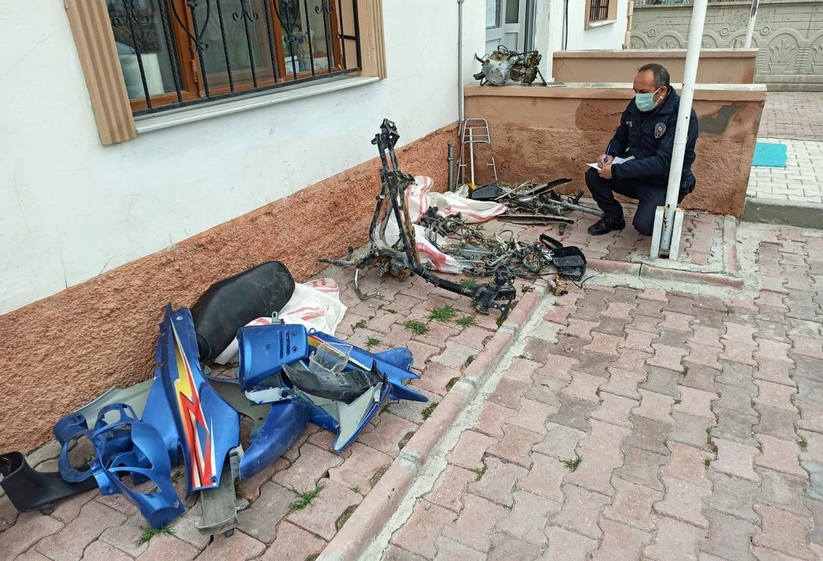 &Ccedil;aldıkları motosikleti par&ccedil;alayan 2 kişi su&ccedil;&uuml;st&uuml; yakalandı