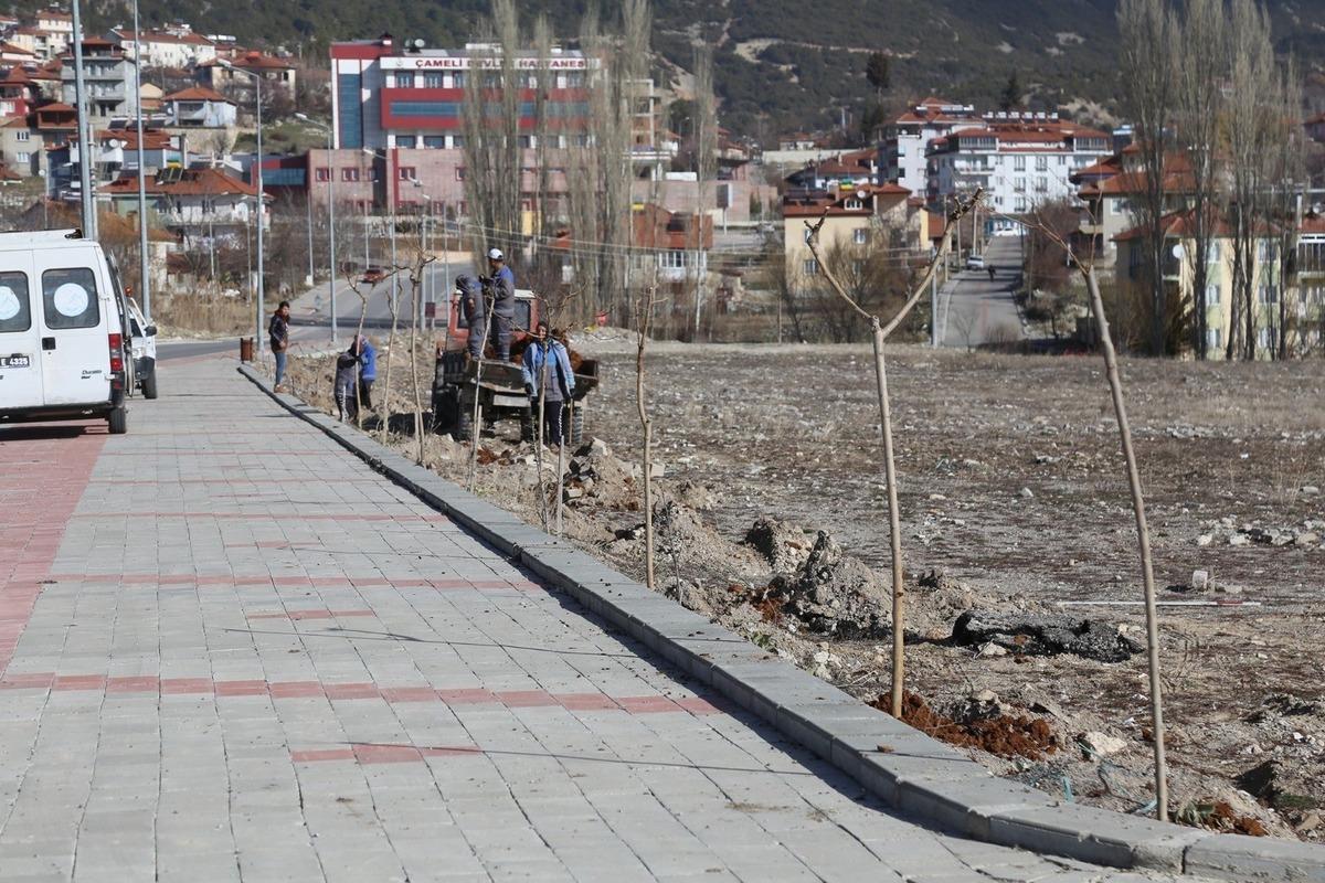 &Ccedil;ameli Belediyesinden yeşile 900 fidanlık katkı