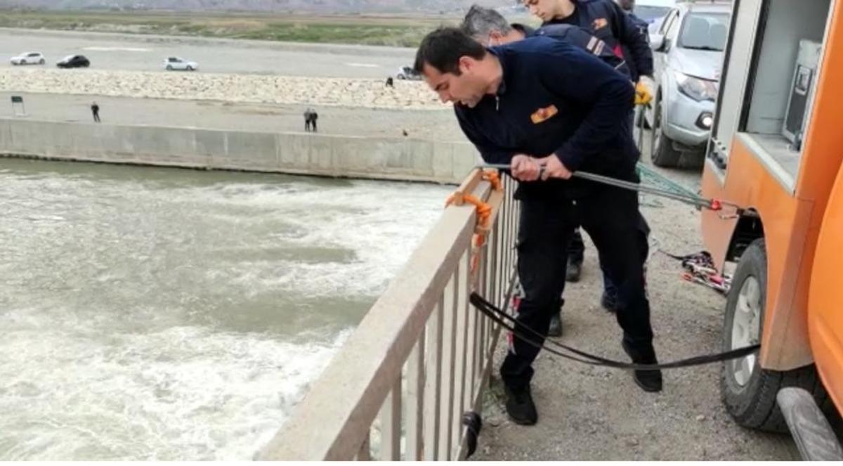 Batman&rsquo;da &ccedil;ayda mahsur kalan Suriye uyruklu 2 kişi halat yardımıyla kurtarıldı