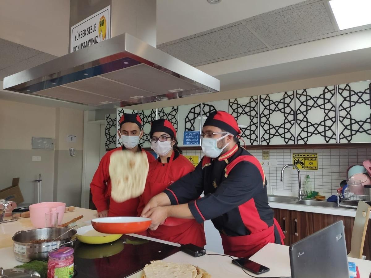 &Ouml;zel eller Etwinning projesi ile Kayseri yağlaması yapmayı &ouml;ğrendi