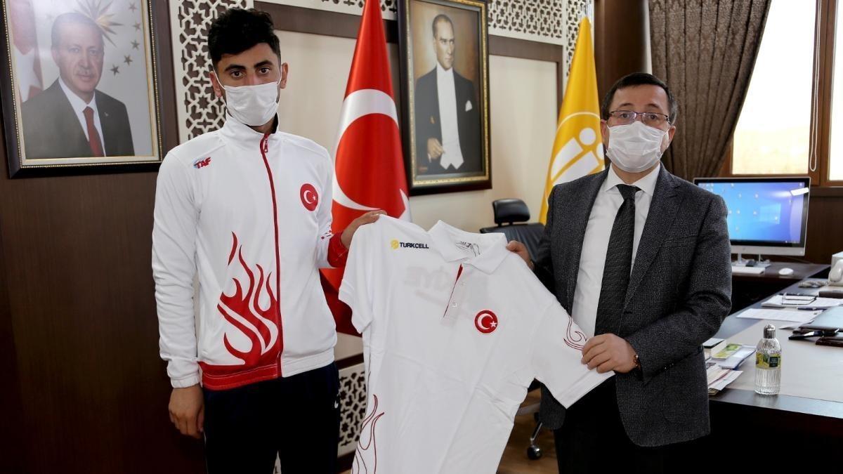 Rekt&ouml;r Kızılay&rsquo;dan Balkan şampiyonu &ouml;ğrenciye hediye