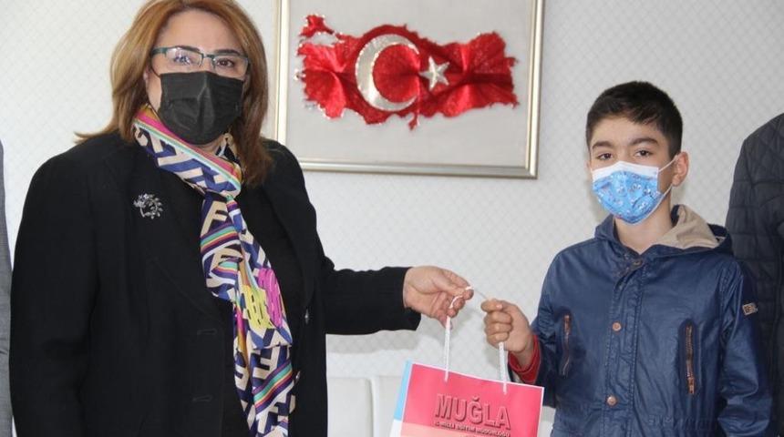 1 yılda 306 kitap okudu, &ouml;d&uuml;l&uuml; kaptı