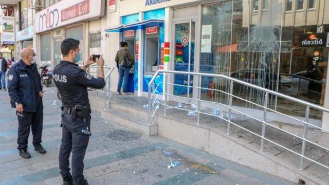 Haciz işlemi başlatan bankaya yumurta ve ayran ile saldırdı