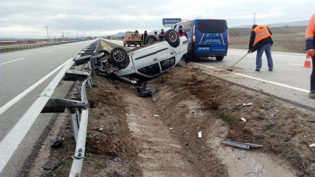 Bariyerlere çarpan otomobil refüje devrildi: 1 Yaralı