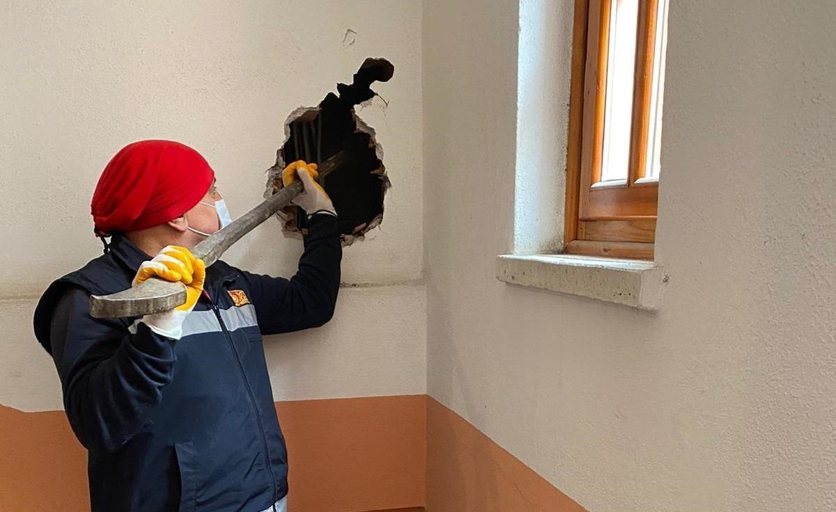 Apartman boşluğuna d&uuml;şen kediyi itfaiye ekibi kurtardı