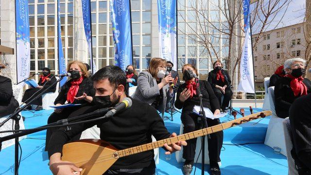 Açık hava konserinde Başkan Fatma Şahin türkü söyledi