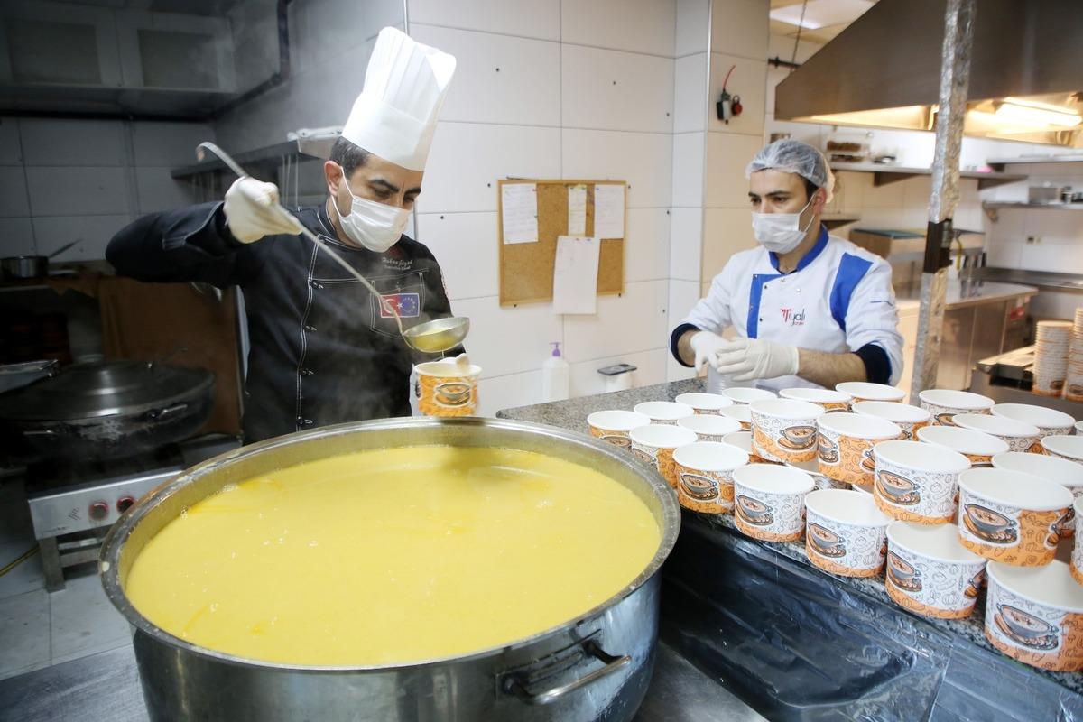 Atakum&rsquo;dan 8 bin 854 kişiye sıcak yemek desteği