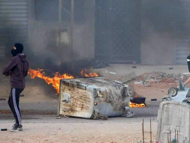 Tunus&rsquo;ta halk k&ouml;t&uuml;leşen yaşam koşullarını protesto etti 1