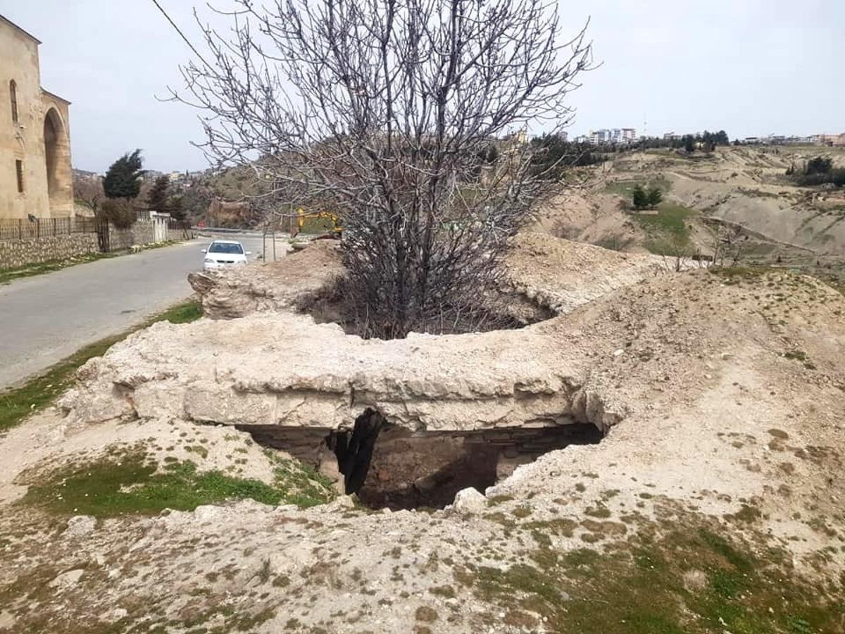 400 yıllık tarihi hamamın i&ccedil;inde incir ağacı