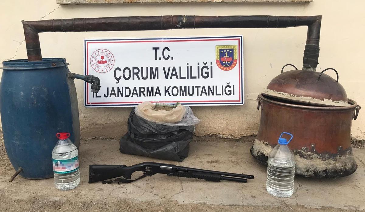 &Ccedil;orum&rsquo;da 10 bin 415 litre ka&ccedil;ak i&ccedil;ki ele ge&ccedil;irildi