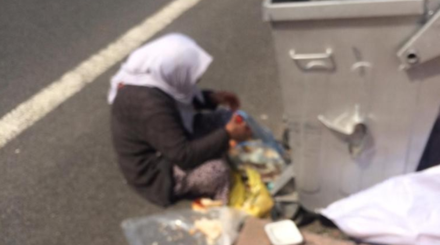 Duygu istismarının böylesi! Evinden getirdiği yiyecekleri çöp konteynerinden toplamış gibi yaptı