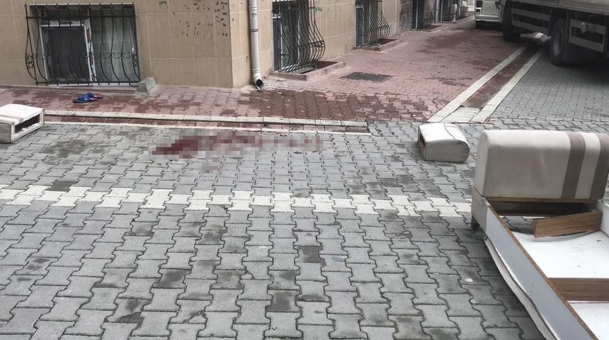 (&Ouml;zel) Esenyurt&rsquo;ta feci olay, 4&rsquo;&uuml;nc&uuml; kattan d&uuml;şen adam hayatını kaybetti