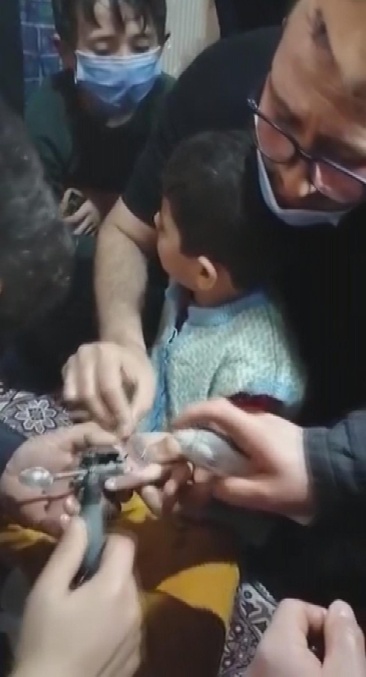 Kapı kilidine parmağını sıkıştıran &ccedil;ocuğun imdadına itfaiye yetişti